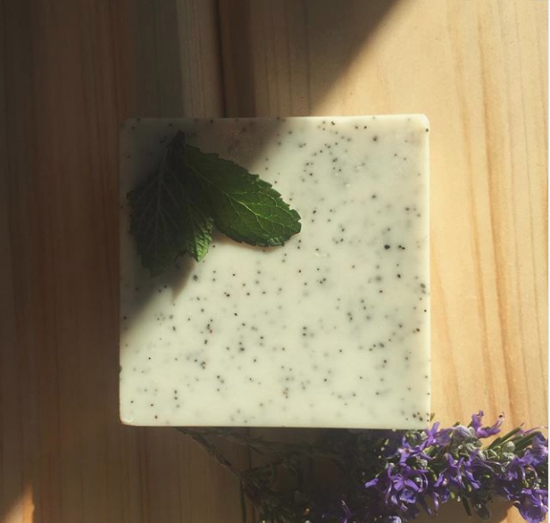 Creamy lather, all-natural ingredients, and essential oils of rosemary & mint lift the spirits and get you ready for the new day.