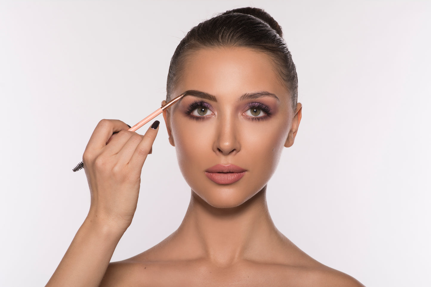 It comes with a unique 2-in-1 Majestic Angled & Spoolie Eyebrow Brush that performs like none other in the current market.