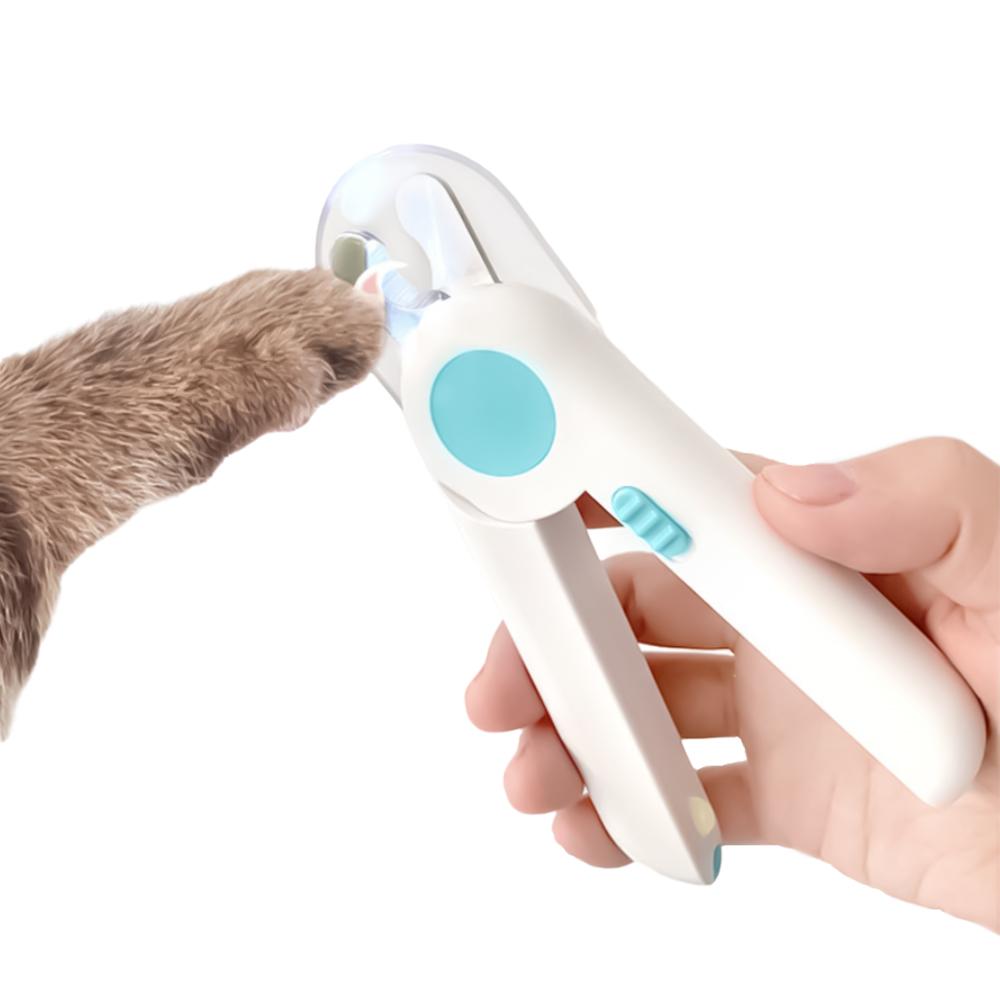 Lightweight dog nail clipper come with a transparent baffle beside the blades, which can effectively prevent pet's nails from splashing.