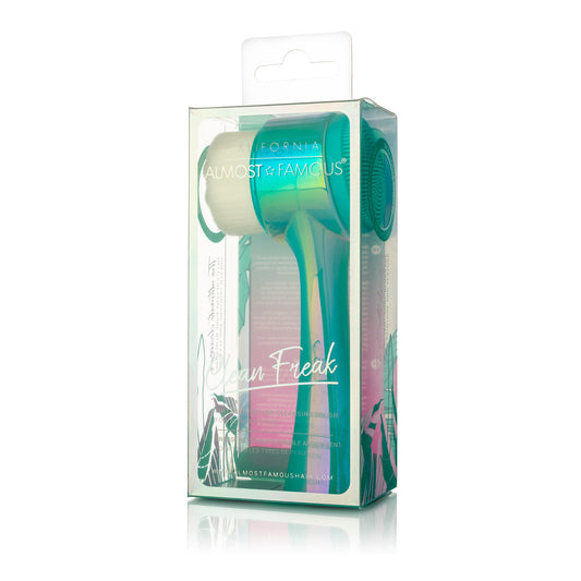 The 2in1 brush lightly cleanses your oily T-Zone with 550,000 soft microfiber bristles