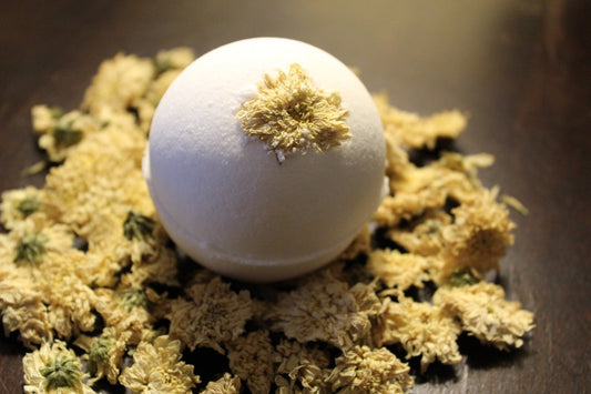 This bath bomb is topped with a dried chrysanthemum flower which is healing and safe for babies.